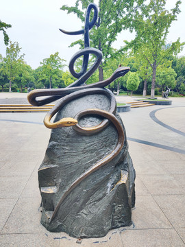 仙芝长寿蛇雕塑