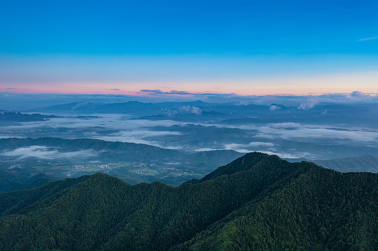 韶关群山平流雾