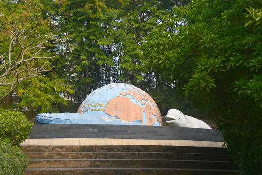 深圳园博园鲸和地球雕塑