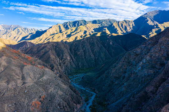 傍晚高山河谷