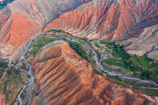 俯拍张掖肃南红山河谷