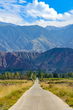 祁连山下道路