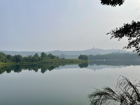 诗意水墨山水湖景