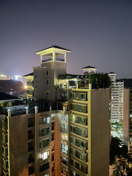 豪华富人区住宅楼顶夜景