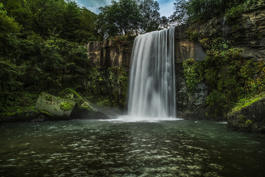 青山飞瀑涧