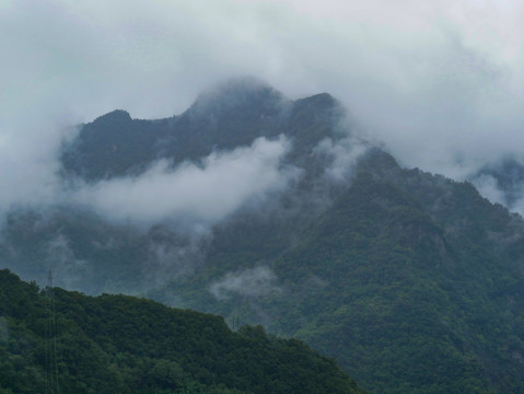 云雾袅绕山景