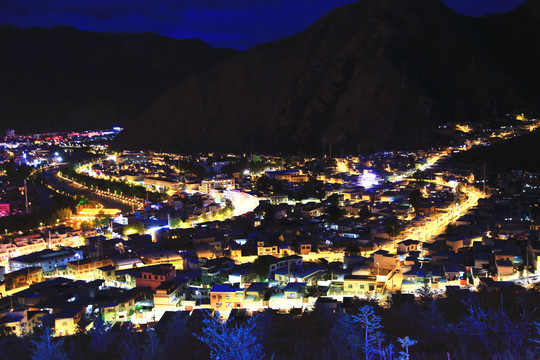 俯瞰青海玉树当代山夜景