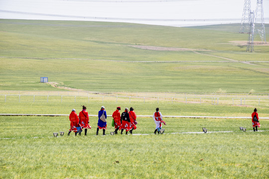 内蒙古草原穿民族服饰的女人