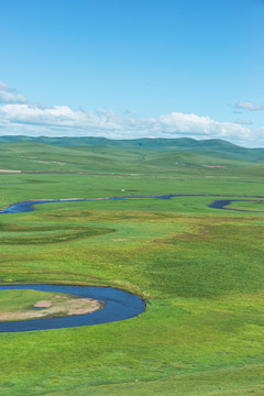 夏季草原牧场河流