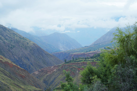 云雾缭绕山村