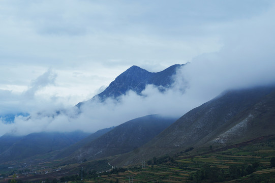 云雾缭绕山村