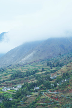 云雾缭绕山村