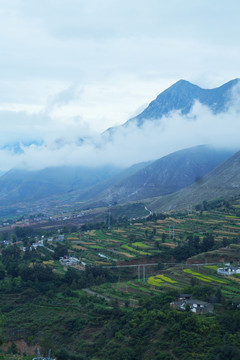 云雾缭绕山村