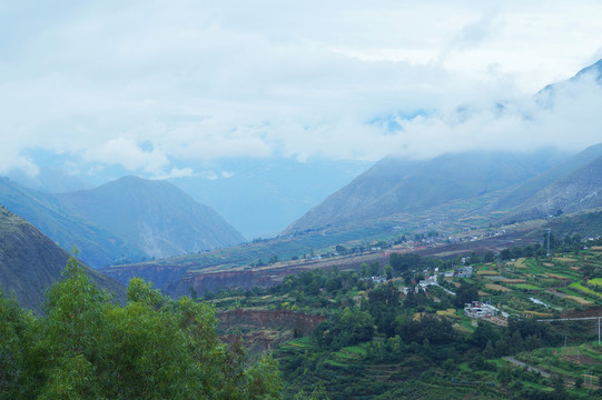 云雾缭绕山村