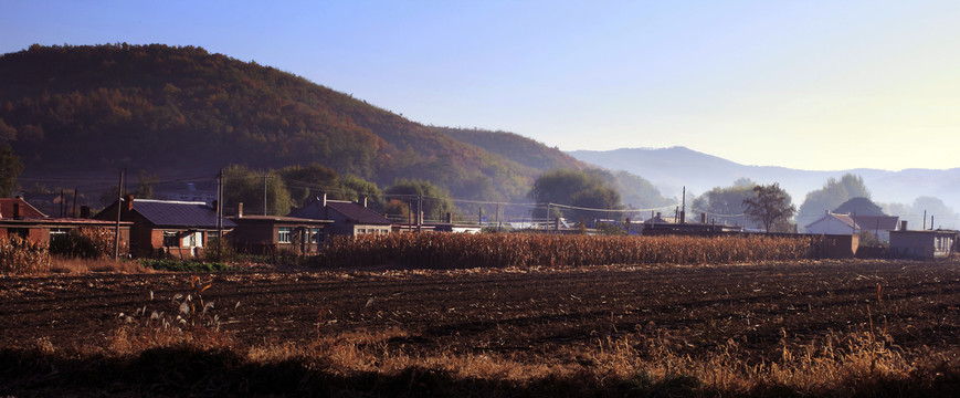 小山村早晨炊烟