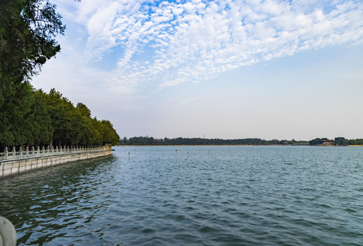 北京皇家园林颐和园昆明湖风光