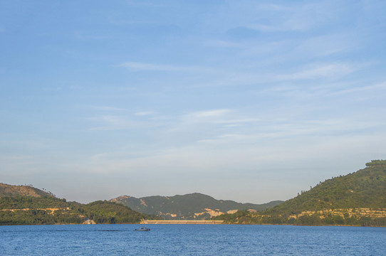 远山湖畔天空风景