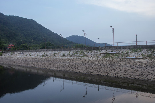 南安瑶峰水库堤坝