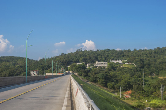 惠女水库堤坝路