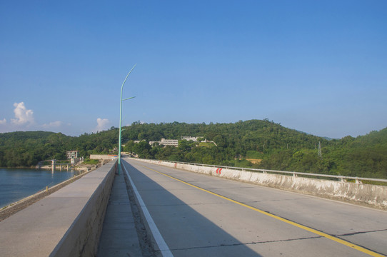 惠女水库堤坝道路