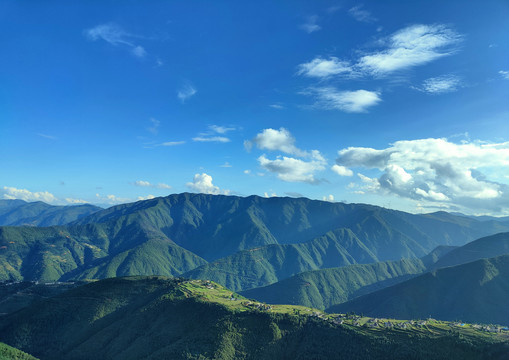 蓝天白云下的乡村群山叠嶂