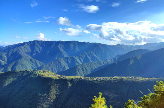 蓝天下的群山村庄群山叠嶂