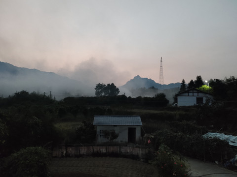 烟雾缭绕的村庄