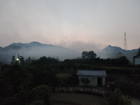 烟雾缭绕的村庄