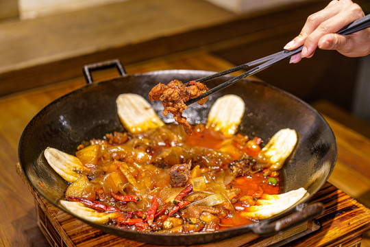 地锅鸡炒鸡肉黄焖鸡公煲美食