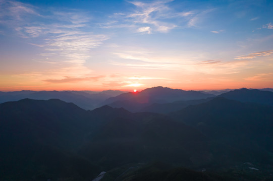 群山朝霞日出云雾