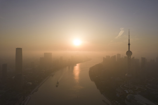 上海黄浦江陆家嘴日出