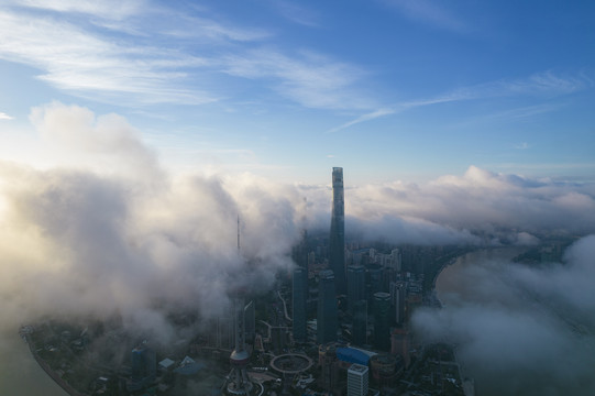 上海黄浦江陆家嘴云海日出