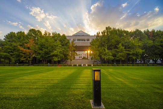 清华大学技术科学楼日出和草坪