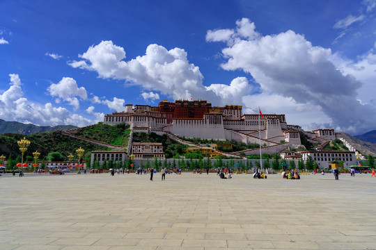 西藏拉萨布达拉宫蓝天白云