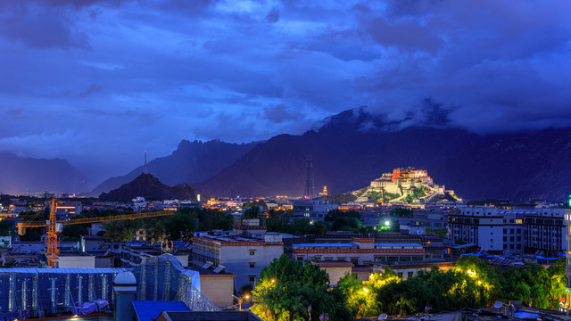西藏拉萨民居布达拉宫夜景远眺