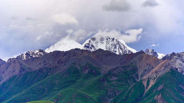 西藏昌都丁青高原风光雪山