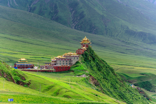 西藏昌都丁青高原风光寺庙