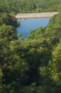 山顶的水库风景