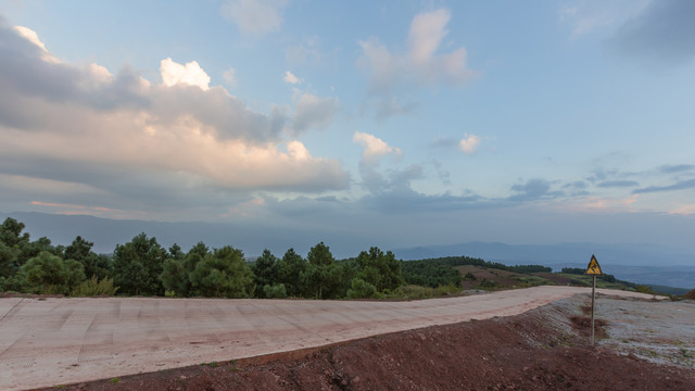 昆明东川红土地道路蓝天晚霞