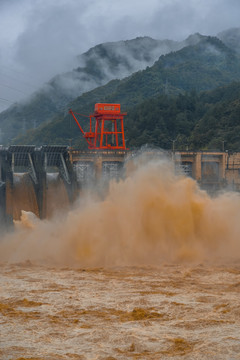 大坝泄洪