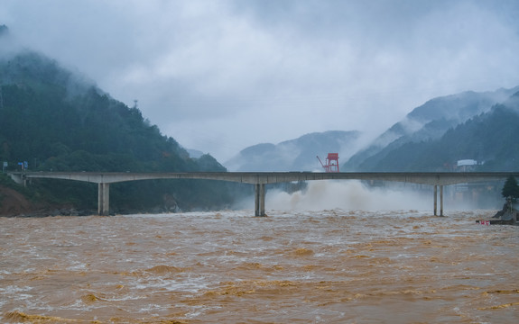 雨中秦岭