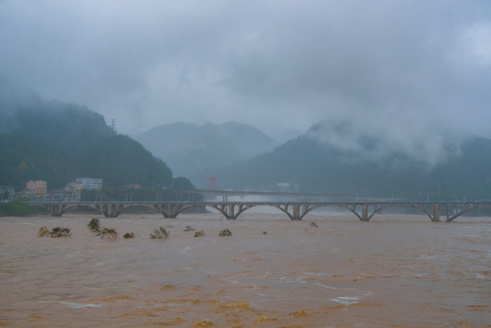 雨中秦岭