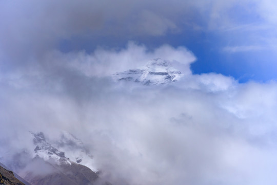 珠穆朗玛峰雪山雪峰云雾缭绕