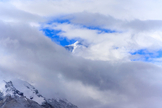 珠穆朗玛峰雪山雪峰云雾缭绕