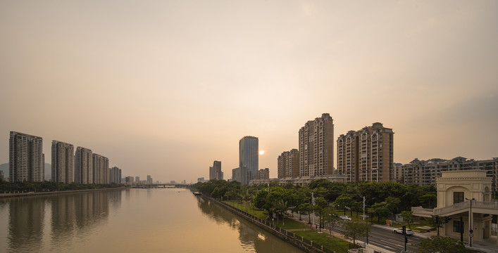 日落下的前山河两岸