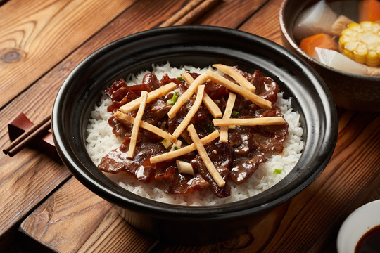 大头葱菜牛肉煲仔饭