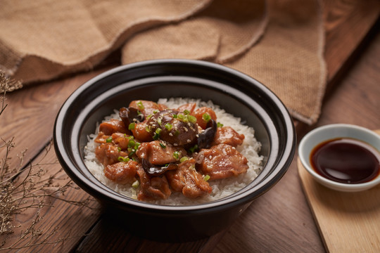 冬菇滑鸡煲仔饭