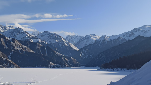 天山天池雪景