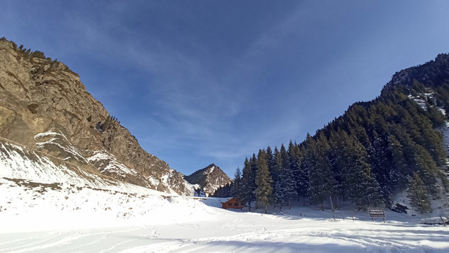 天山雪景