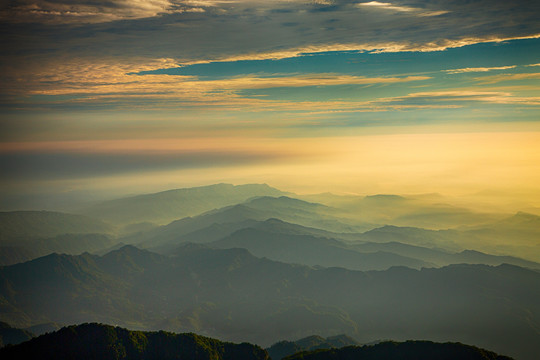 峨眉山顶观山景